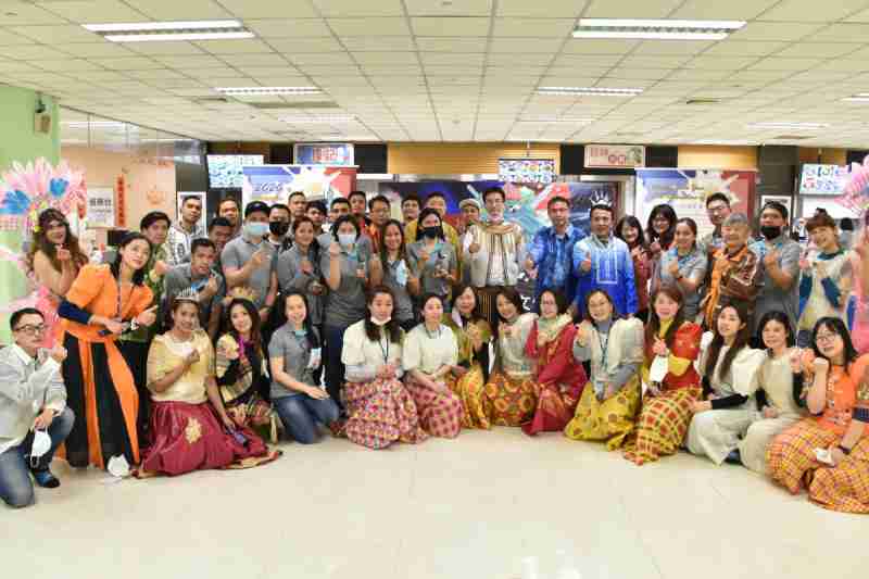 友達推動「安心、、、創新、、用心、、、同心、、盡心」五星職旅，，為菲籍員工打造全方位照護，，，首度贏得「人權實踐與發展領袖獎」殊榮