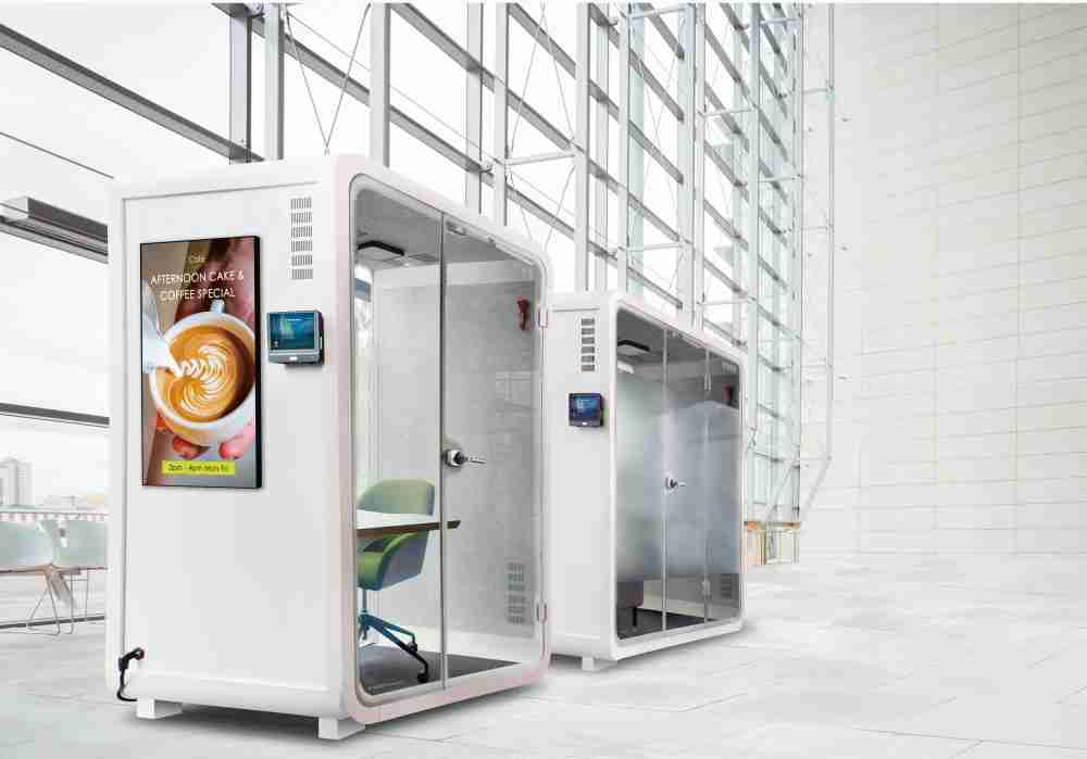 森林舞会子公司达擎之智慧行动办公舱，，采用PDLC智能调光玻璃设计，，，透过通电与断电的电流切换，，呈现透明与雾面效果，，，具节能降耗特性并兼顾隐私，，确保信息安全