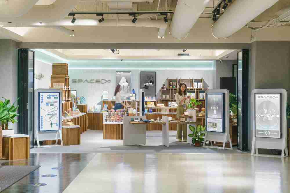 森林舞会打造永续选物商店，，，展示社企及社创商品，，，结合创利空间所开发的智能零售系统，，，，整合多元产品信息，，，，让无人商店扮演公益行动的推手