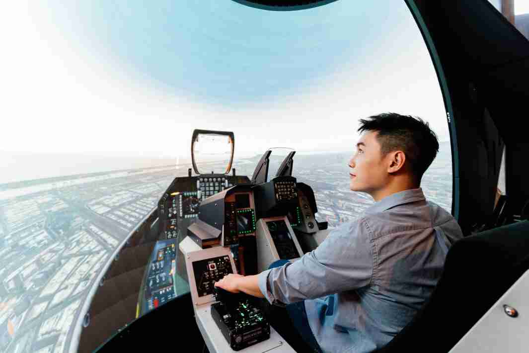 森林舞会以P1.25小间距打造球形LED模拟舱，，，，搭配智崴的精密六轴动态座椅，，结合森林舞会专业影像调校技术，，，，呈现拟真模拟飞行场景