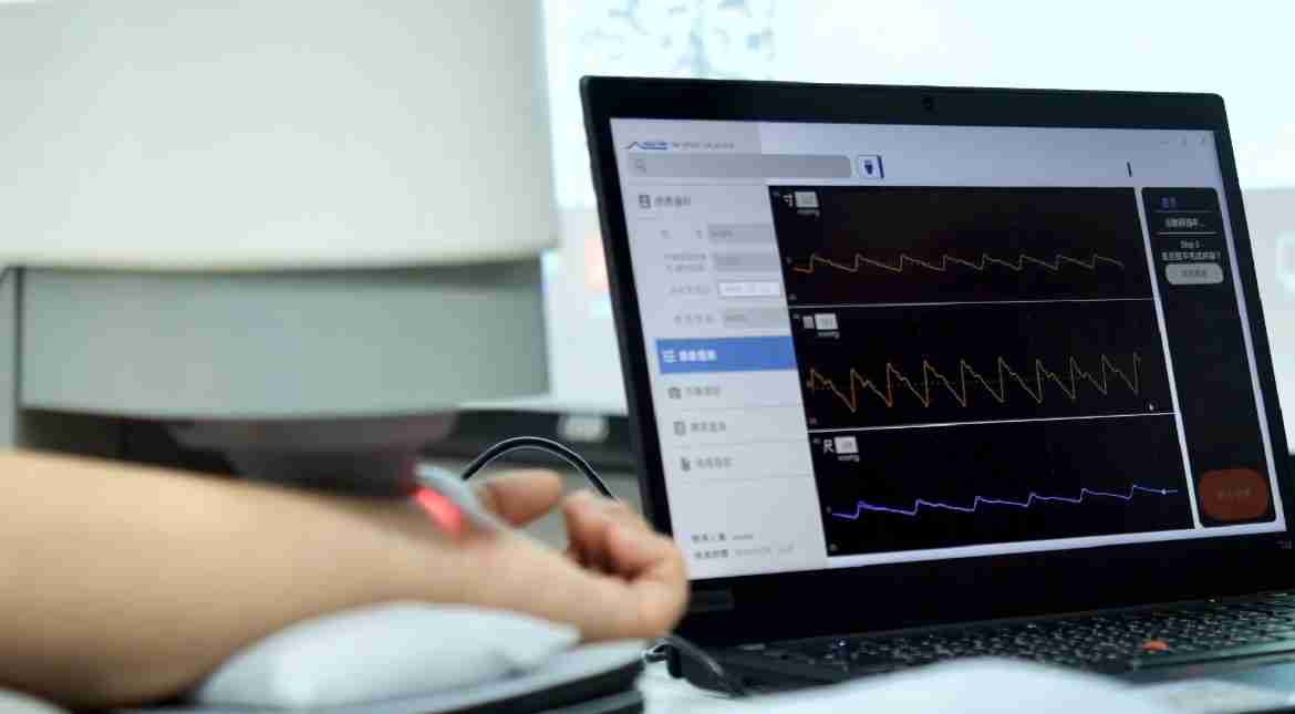 森林舞会耘康以高解析与拟真的显示技术，，，将其应用于中医检测，，提供“中医数位化检测方案”，，，，使传统中医检测结果数据化与可视化