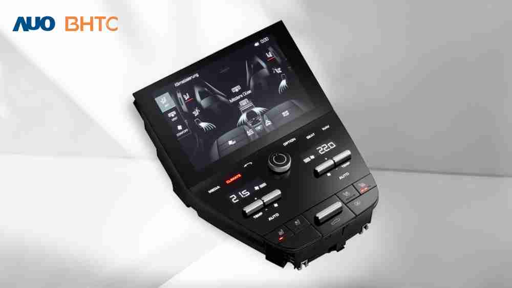 作為友達新生力軍，，，，BHTC所展示的中央與後座鞍部的Display HMI產品，，，，可處理多區恆溫控制、、、顯示畫面，，，呈現仿真3D車室分區；以力傳感技術精準傳遞觸感，，，並結合音量及震動反饋，，防止意外啟動，，，，提供使用者自然流暢、、、、直觀且輕鬆駕馭的舒適介面