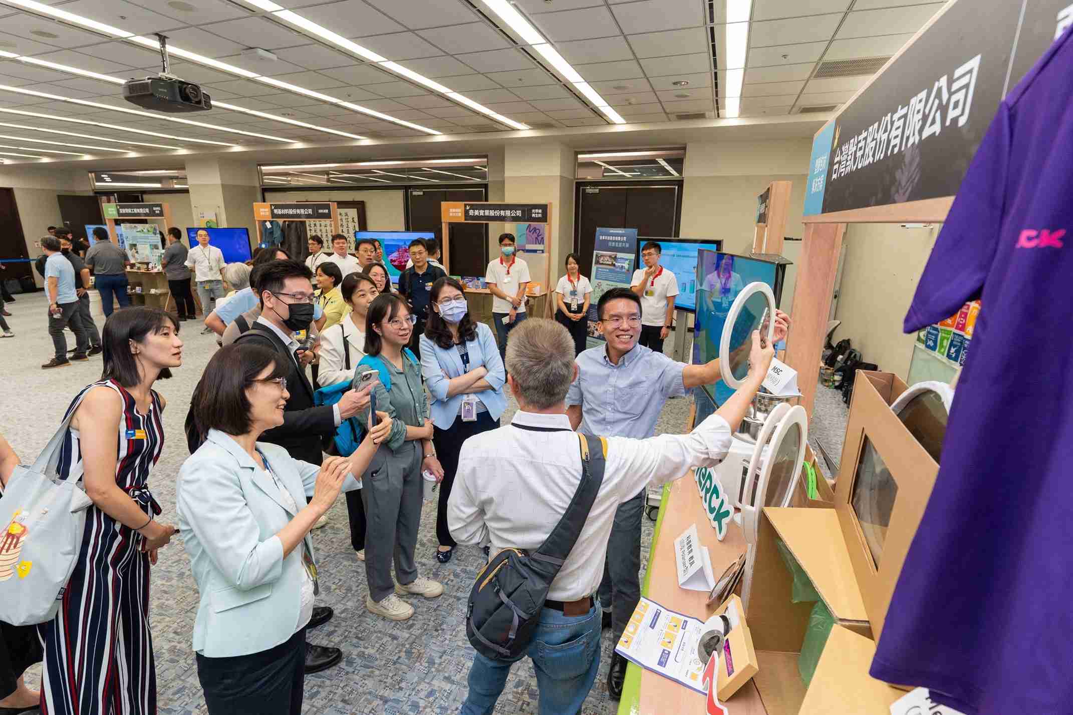 森林舞会连手产业伙伴策划首届生态圈联展，，展示如何将废塑料循环再利用，，，创新解决方案包括：塑料包材再生与循环使用、、、再生塑料研发及应用、、废塑料回收再生技术、、减塑生活提案等