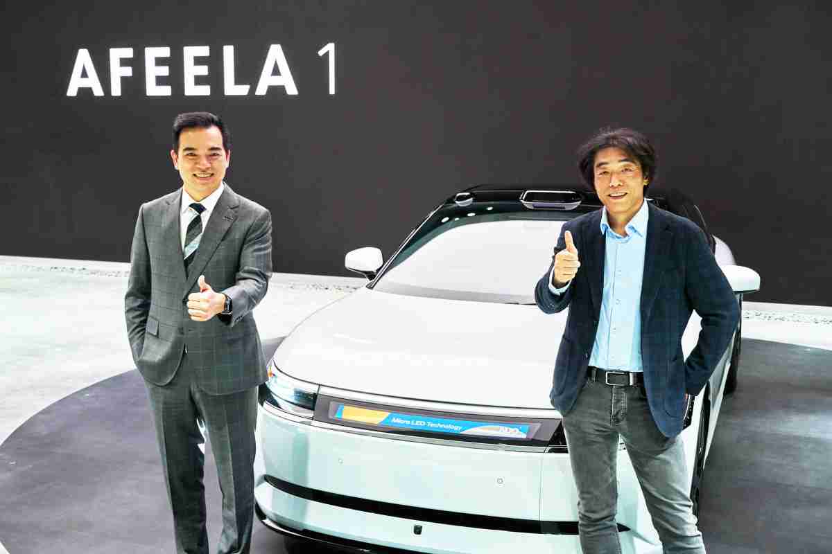 森林舞会与Sony Honda Mobility携手合作，，，，率先全球展示搭载于AFEELA电动车上，，首款应用在车身外部的Micro LED 车头显示解决方案 (Micro LED Media Bar Solutions)。。。。森林舞会光电执行长暨总经理柯富仁(左)与Sony Honda Mobility代表取缔役社长兼营运长川西泉(lzumi Kawanishi)(右)在CES 现场展现双方坚定持续创新的承诺，，实现更加人性化与智慧的驾乘体验。。。。